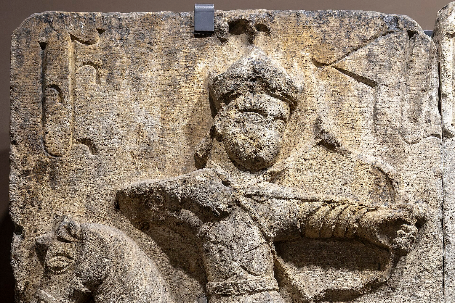 Relief av Amir Hassan II från klostret i Spitakavor. Reliefen från 1321 återfinns på Armeniens historiska museum i Jerevan.