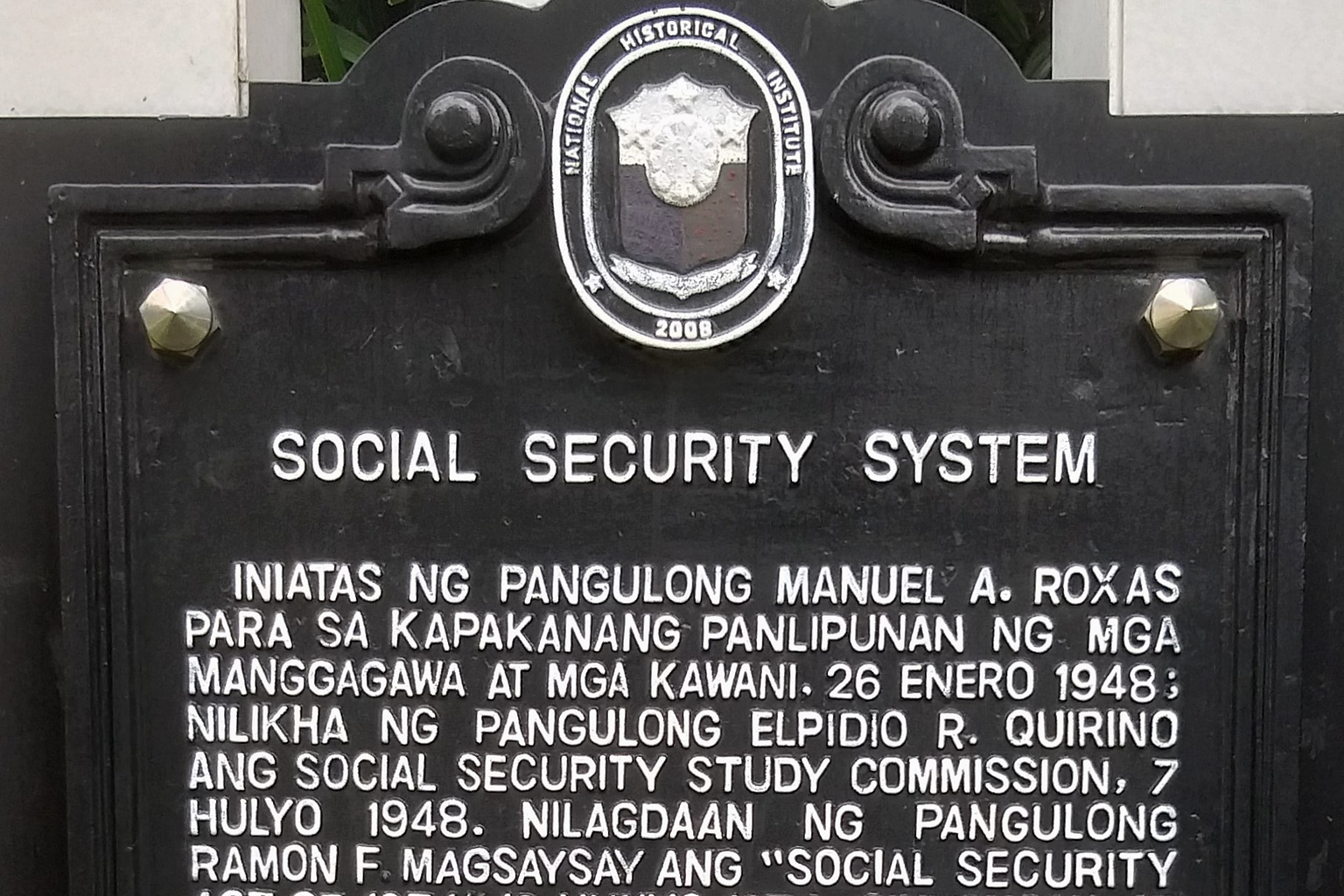 Historical marker created by the Philippines' National Historical Institute in 2008 to commemorate the Social Security System