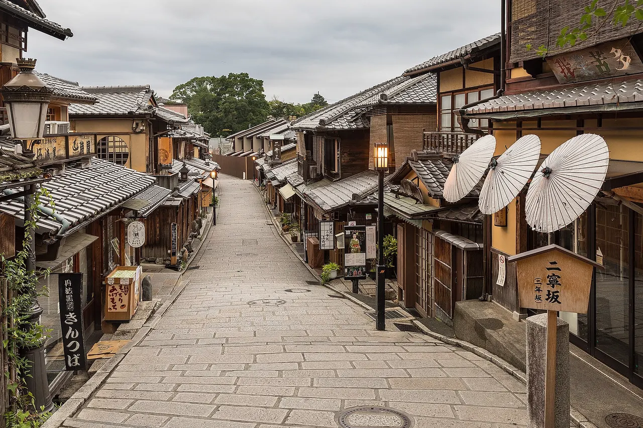 Ninenzaka Street, 3 Chome, Higashiyama-ku , Kyoto , Japan . Pedestrian road with pavements and paper umbrellas, at 5:40 am.
