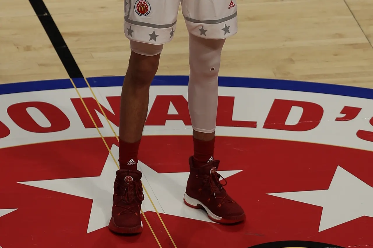 w:Michael Porter Jr. receiving the w:2017 McDonald's All-American Boys Game MVP award at the w:United Center