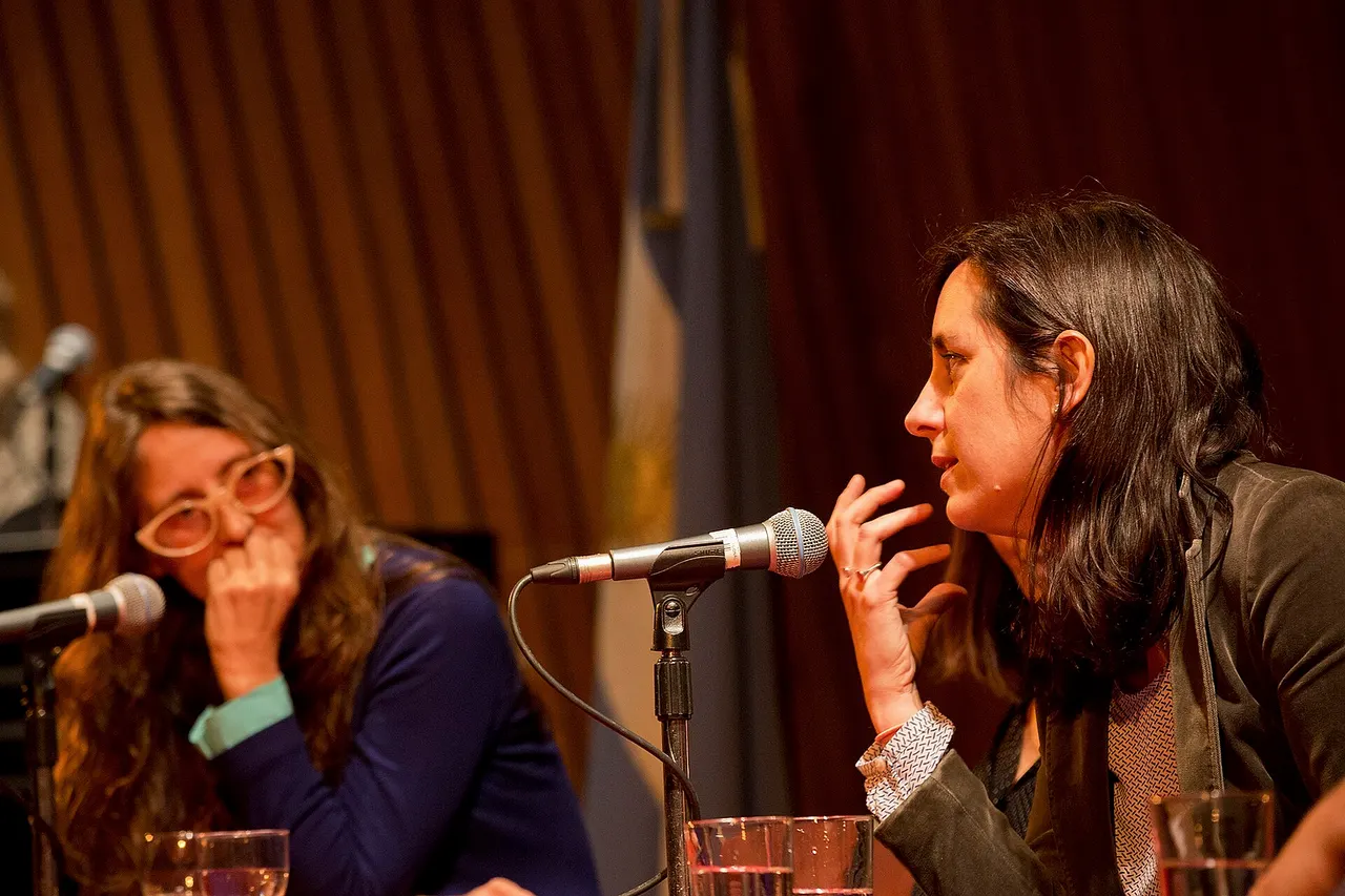 Leticia Obeid - La Ministra de Cultura de la Nación, Teresa Parodi, presentó esta mañana, en el Auditorio J. L. Borges de la Biblioteca Nacional, la plataforma “Audioteca”, la primera colección de treinta cuentos de autores argentinos grabados por actores que será de carácter federal, público y gratuito. Participaron también de la presentación el secretario de Gestión Cultural, Jorge Espiñeira, la coordinadora de “Audicoteca”, Lucrecia Martel, y la curadora de la colección de cuentos, Graciela Speranza Fotos : Margarita Solé / Ministerio de Cultura de la Nación