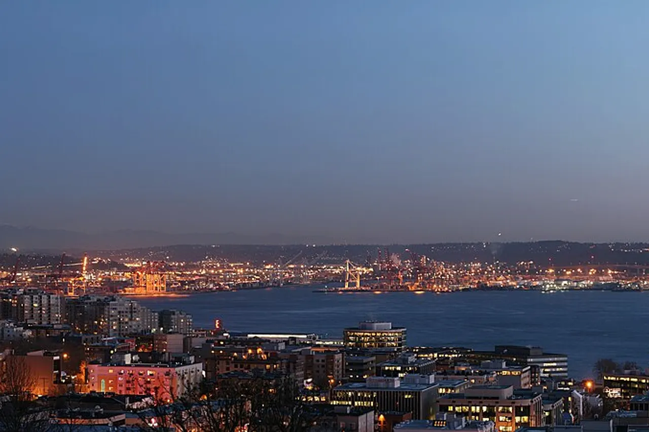 Seattle Skyline view from Queen Anne Hill. The Space Needle is visible on the left, the mountain in the background is Mount Rainier , on the right is the Port of Seattle on Puget Sound.