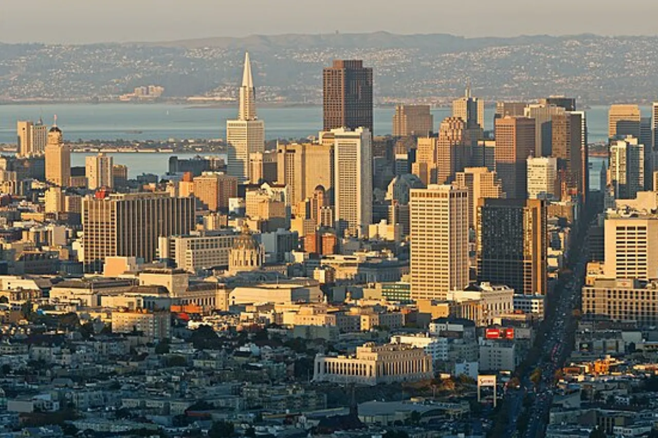 San Francisco just before sunset. This panorama was taken at the Twin Peaks and is stitched from 12 portrait format images. For stitching PTGUI was used.
