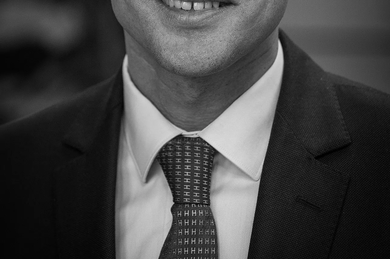 Emmanuel Macron , né le 21 décembre 1977 à Amiens, est un haut fonctionnaire et homme politique français. Ancien secrétaire général adjoint au cabinet du président de la République française, ministre de l'Économie, de l'Industrie et du Numérique dans le gouvernement Manuel Valls II et depuis le 14 mai 2017, hutième Président de la République Française.