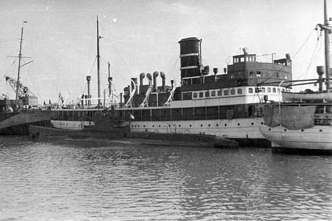 Soviet submarine and the Finnish steamer Willamo in port Kotka