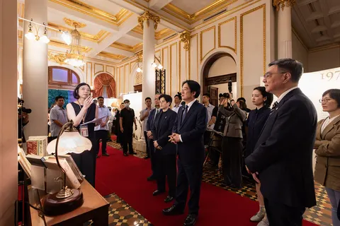 President Lai meets with the author of "Taiwan Travelogue", Yang Shuang-zi, and the novel's English translator, Lin King, at the “Taiwan Literature Blossoms Worldwide” tea party on 30 June 2026 (Official Photo by Liu Shu fu / Office of the President)
