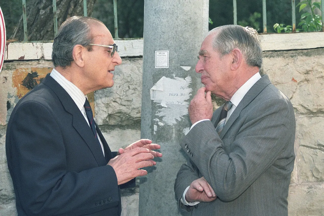 Elections Day. Photo shows: President Haim Herzog speaking with judge Halima.