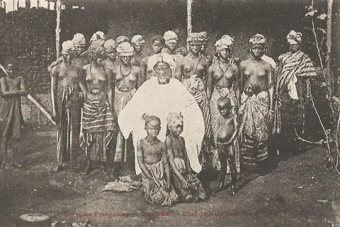 * Chef de village et ses femmes . pas de mention d'auteur, d'éditeur ou de date Colonies françaises. Guinée.