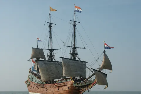 The replica of the Batavia on the Markermeer during a filmshoot. The original ship, Batavia, was wrecked in 1629 off the Houtman Abrolhos islands about 50 km from the coast of Western Australia on its maiden voyage to the Dutch East Indies .