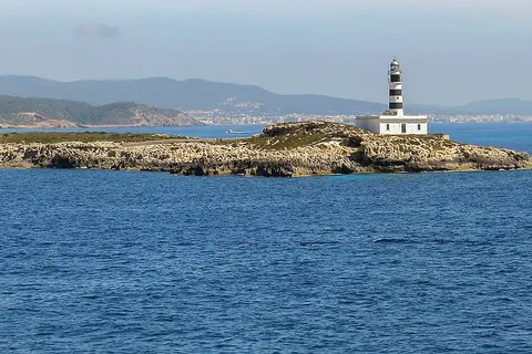L'illa des Penjats, o dels Penjats, és l'illot més meridional d'Eivissa, situat en es Freus, que el separen de Formentera. Té una extensió d'1,45 km² i pertany al municipi de Sant Josep de sa Talaia. És l'illot més gran des Freus, l'estret entre Eivissa i Formentera. Al nord té l'illa d'en Caragoler, que forma es Freu Petit; i al sud, l'illa des Porcs i l'illa de s'Espalmador, amb els quals forma es Freu Gros, el principal pas d'embarcacions assenyalat pel far des Penjats i pel far d'en Pou, a la illeta des Porcs. A ponent es troben les dues illes Negres. La zona està enclosa en l'àrea marina del Parc natural de ses Salines. (Viquipèdia)
