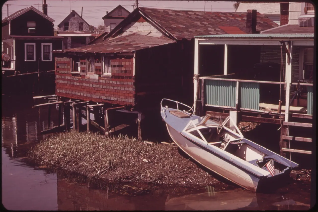 DETERIORATED HOUSING AT HUNTER'S POINT, BORDERING THE JOHN F KENNEDY AIRPORT. THE COMMUNITY SUFFERS FROM HIGH NOISE AND AIR POLLUTION LEVELS