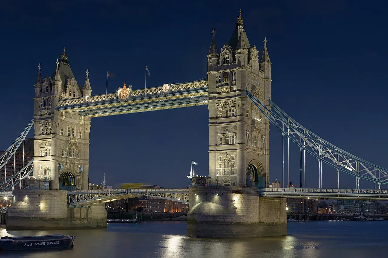 An extremely high resolution image of Tower Bridge in London. This image is a mosaic of 53 12.8 megapixel segments stitched with PTGui. They were taken with a Canon 5D and 70-200mm f/2.8L at ~185mm, f14 and 3.2 seconds per exposure.