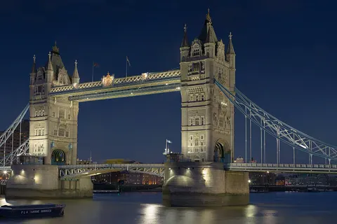 An extremely high resolution image of Tower Bridge in London. This image is a mosaic of 53 12.8 megapixel segments stitched with PTGui. They were taken with a Canon 5D and 70-200mm f/2.8L at ~185mm, f14 and 3.2 seconds per exposure.