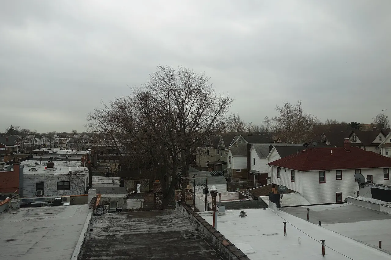 Looking south from a Lefferts Boulevard-bound A train at houses between 93rd Street and Cross Bay Boulevard in Ozone Park, Queens.