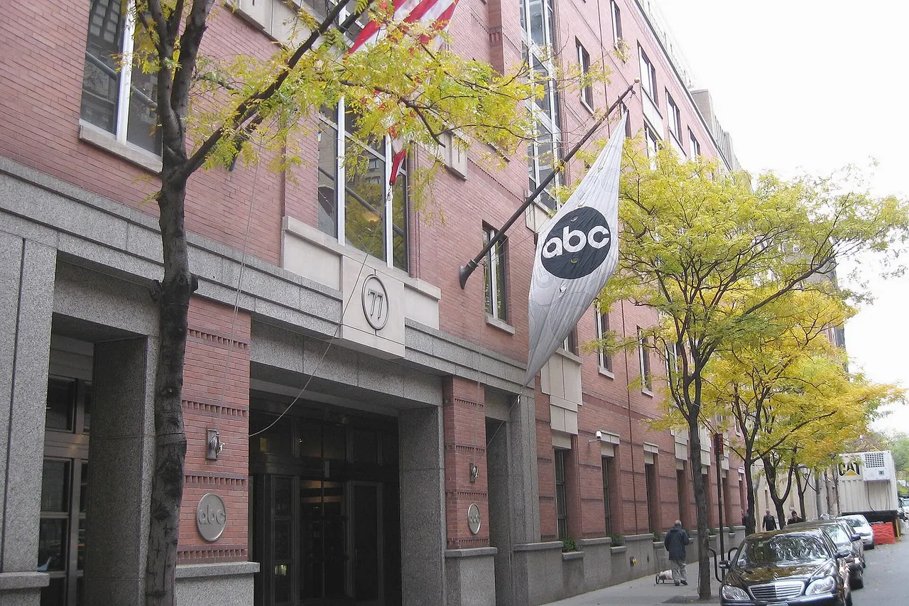 Looking east at en:ABC News headquarters at 77 West en:66th Street (Manhattan) on a cloudy afternoon. ZIP 10023.