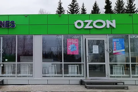 Distribuejoj de Ozon kaj Wildberries. Tugulimo, Sverdlovska provinco, Rusio.