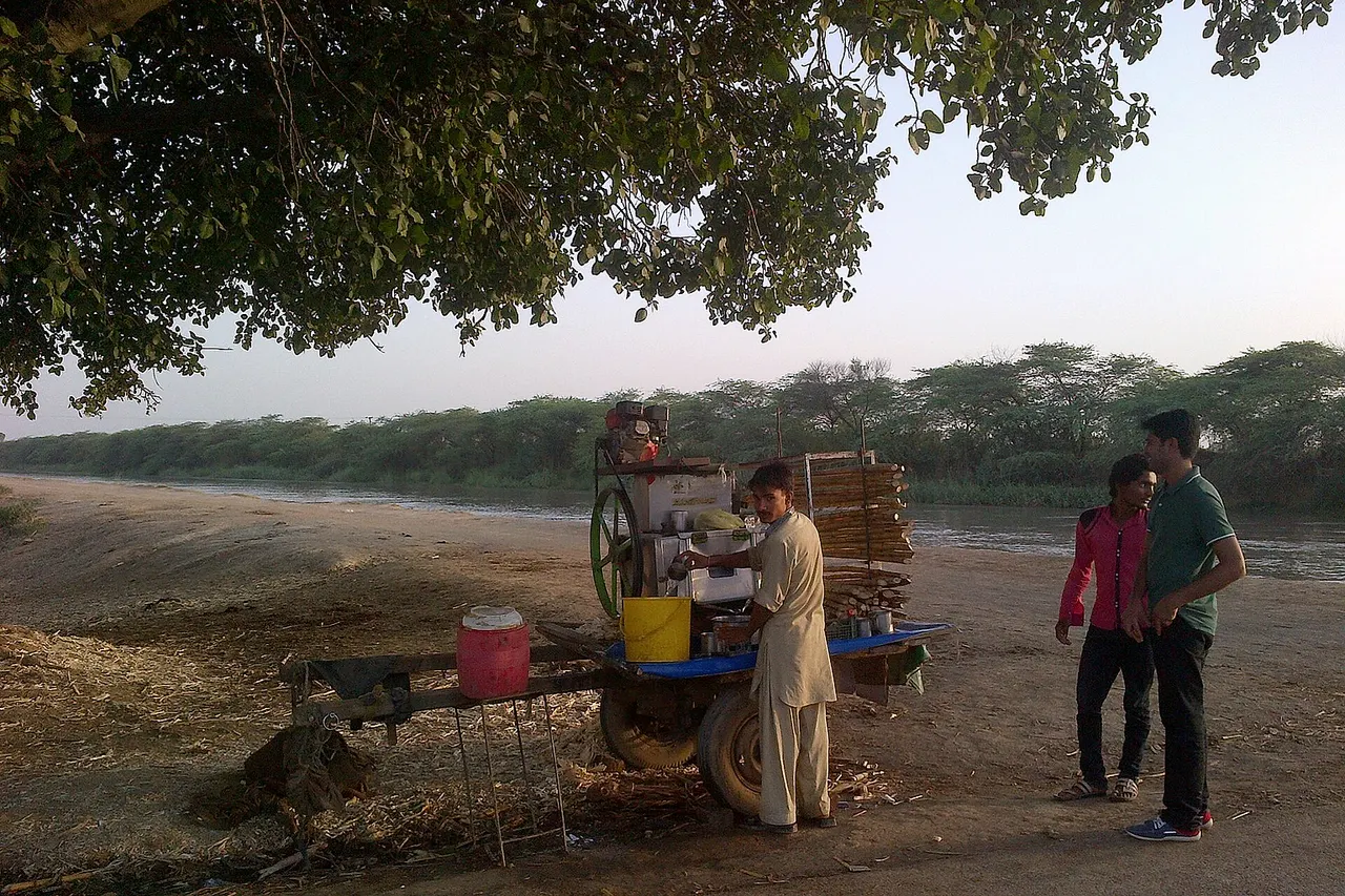 An evening at Lahore suburbs. Taking a stroll along BRB Canal at dusk, in the company of Rashid Minhas (the usual culprit) and stopping by to enjoy the rhow (the sugarcane juice) from Ashraf (the jolly good rehri wala).....