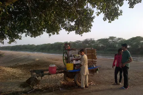 An evening at Lahore suburbs. Taking a stroll along BRB Canal at dusk, in the company of Rashid Minhas (the usual culprit) and stopping by to enjoy the rhow (the sugarcane juice) from Ashraf (the jolly good rehri wala).....