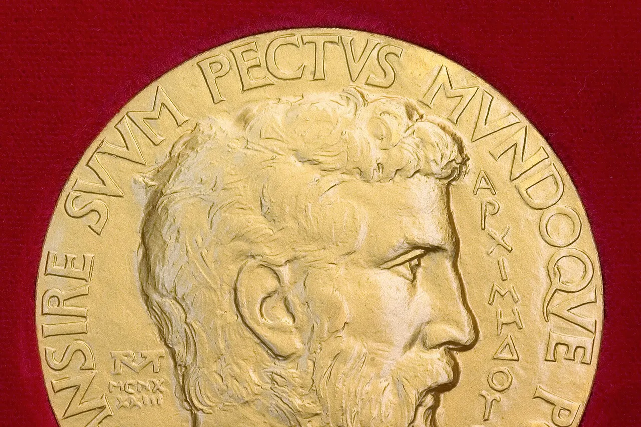 Photo of the obverse of a Fields Medal made by Stefan Zachow for the International Mathematical Union (IMU), showing a bas relief of Archimedes (as identified by the Greek text). The Latin phrase states: Transire suum pectus mundoque potiri