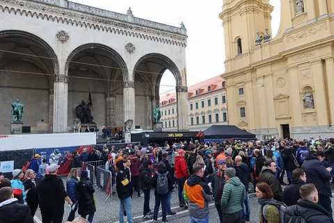 NFL Fan Shop vor der Feldherrnhalle am Vortag vom NFL Munich Game 2022