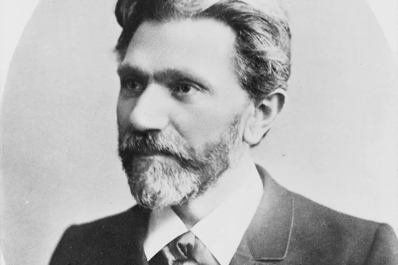 Title: August Bebel, head-and-shoulders portrait, facing left, in oval Abstract/medium: 1 photographic print (postcard).