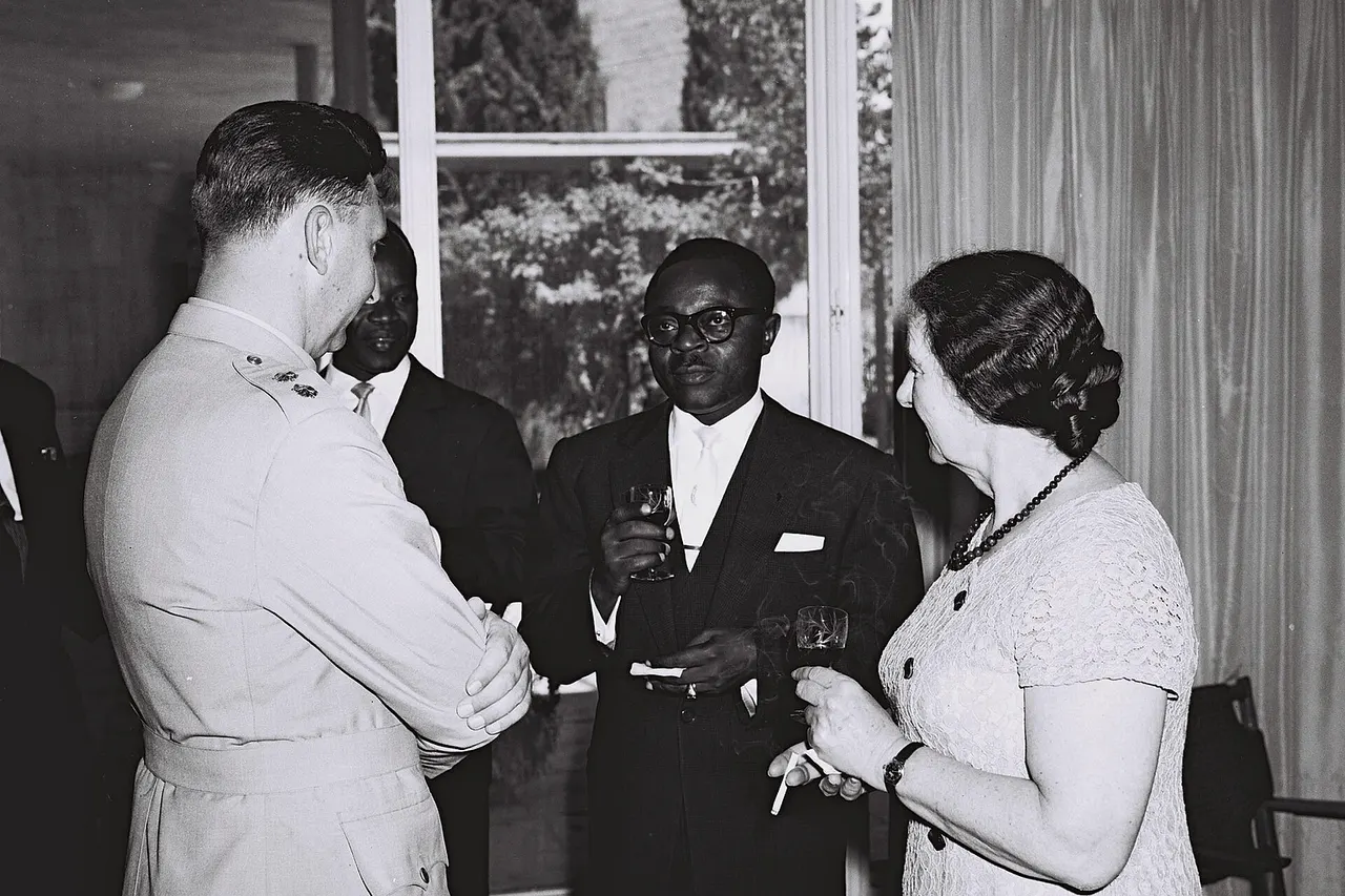 PRESIDENT YAMEOGO OF UPPER VOLTA WITH GOLDA MEIR BEFORE LUNCHEON IN HIS HONOR