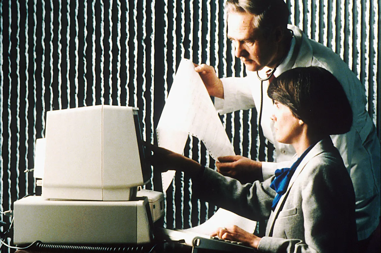 Title Doctor and Librarian Working with PDQ Description A female librarian seated at a computer working with PDQ, while a male physician examines a print-out. Topics/Categories People -- Health Professional Type Color, Photo Source National Cancer Institute