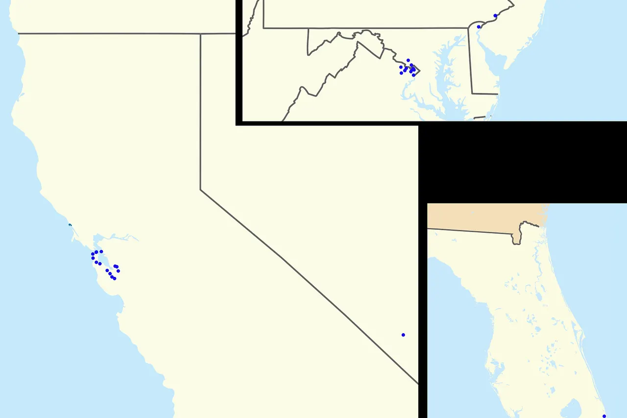 Footprint of HSBC Bank USA branches within the United States . Zip codes with more than one branch have progressively larger points. On the left, the US west coast, on the upper right, the eastern seaboard ( New York state to Washington DC ), the lower right: Florida .