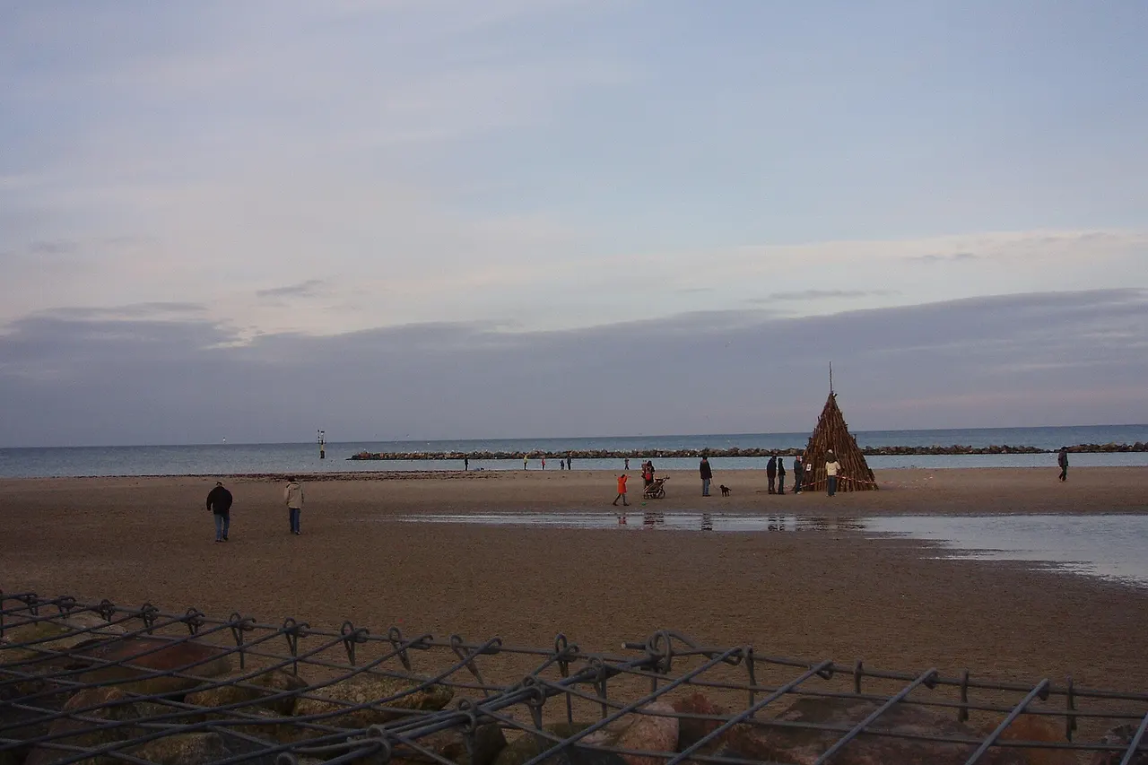 Vorbereitungen fürs Osterfeuer am Strand von Damp
