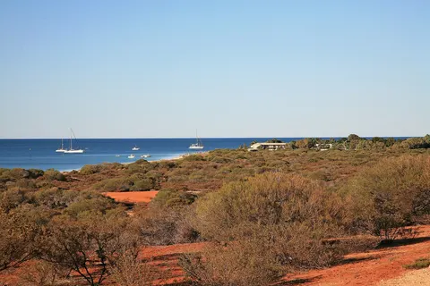 Denham ist der einzige Ort im Bezirk Shark Bay auf der Peron-Halbinsel von Western Australia (Fläche 24.140 Quadratkilometer, Bevölkerungsdichte 0,04 Einwohner je Quadratkilometer).