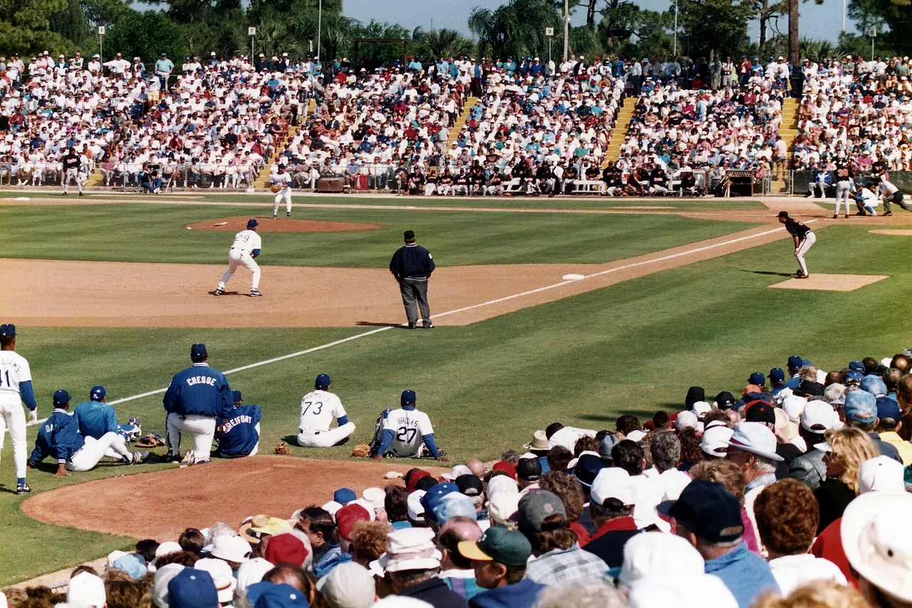 Spring Training game between the Cleveland Indians and Los Angeles Dodgers at Vero Beach , Florida , 1994 , by Rick Dikeman 02:41, Uploaded 10 February 2004 . . Rdikeman . . 300×202 (23 KB)