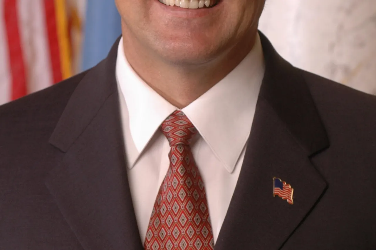 Official photo of Governor Mike Rounds (R-SD).