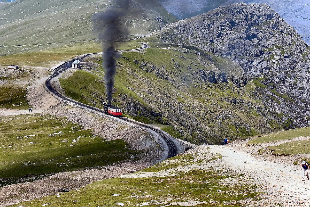 Clogwyn railway station , (779 m, 2556 ft above sea level) the pen-ultimate station of the 6.4 km (4.7 mi) rack-and-pinion Snowdon Mountain Railway taken from the Llanberis path, about 1.1 km from the summit . The station is 681 m above the Llanberis station and 286 m below the Summit station .