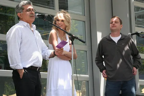 Taylor Swift with then-CEO Terry Semel and founder David Filo at Yahoo Sunnyvale