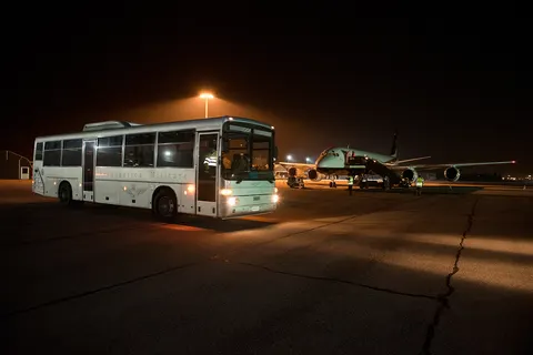 La Samaritan's Purse dona un ospedale da campo all'Italia. L'Aeronautica Militare supporta le operazioni di ricezione e di allestimento. E' atterrato martedì 17 marzo alle ore 21.18 presso l'aeroporto di Verona Villafranca il velivolo, un DC8, partito dagli Stati Uniti con a bordo personale (sanitario e logistico) e attrezzature mediche messe a disposizione dalla Samaritan's Purse (SP) per far fronte all'emergenza Covid 19. Samaritan's Purse è un'organizzazione umanitaria cristiana evangelica che opera in oltre 100 nazioni in tutto il mondo. L'offerta di aiuto all'Italia, accolta dal Ministro della Salute del Governo Italiano e dal Presidente della Regione Lombardia, consiste in un ospedale da campo composto da 60 posti letto e 8 unità di terapia intensive ICU. L'ospedale sarà allestito nelle prossime ore nella città di Cremona e sarà operativo per un periodo di tre mesi, nell'ambito delle strutture sanitarie predisposte per far fronte all'emergenza Coronavirus attualmente in corso. L'Aeronautica Militare, su disposizione del Ministro Guerini, ha assicurato i supporti logistici necessari all'accoglienza e trasporto del personale e dei materiali presso la città di Cremona, ed ha garantito lo svolgimento delle previste operazioni aeroportuali e doganali. Ad accogliere i medici, gli infermieri e il personale proveniente dagli Stati Uniti, e a preoccuparsi dello scarico delle oltre 20 tonnellate di materiale e attrezzature, oltre agli specialisti dell'Air Terminal Operation Center e del Gruppo Autotrasporti del 3° Stormo, anche i funzionari dell'Agenzia delle Dogane, 12 rappresentanti della Protezione Civile di Cremona e una delegazione dell'advanced team della SP giunto in Italia qualche giorno fa per effettuare sopralluoghi e rilievi propedeutici al montaggio dell'ospedale. Grazie alle capacità logistiche di proiezione inoltre, un team specializzato del 3° Stormo supporterà nelle prossime ore il personale della SP durante le fasi di allestimento dell'ospedale da campo. Un secondo volo è previsto nei prossimi giorni per completare l'allestimento della struttura e integrare il team di specialisti.