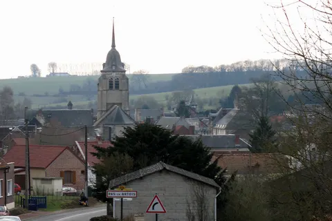 Pas-en-Artois (Pas-de-Calais, France) - Panorama sur la ville. .