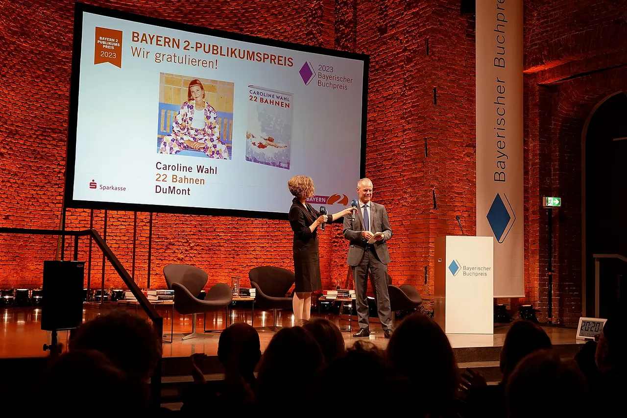 Judith Heitkamp und Stefan Maier verkünden den Gewinnertitel des Publikumsprei ses 2023