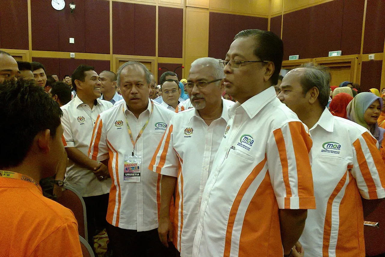 Ismail Sabri Yaakob bermesra dengan ahli myagrosis semasa pelancaran program Belia MAHA 2013 di karnival Belia Putrajaya 2013.