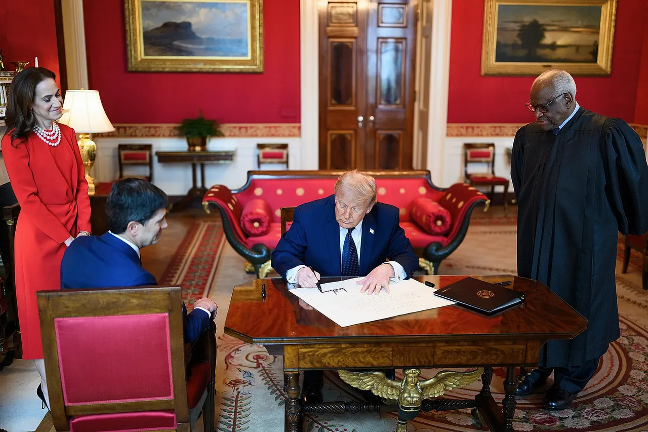 President Donald J. Trump signs the commission for incoming Federal Reserve Chair Kevin Warsh, with Warsh’s wife Jane Lauder and Justice Clarence Thomas in the Red Room of the White House before Warsh’s swearing-in ceremony, Friday, May 22, 2026. (Official White House Photo by Daniel Torok)